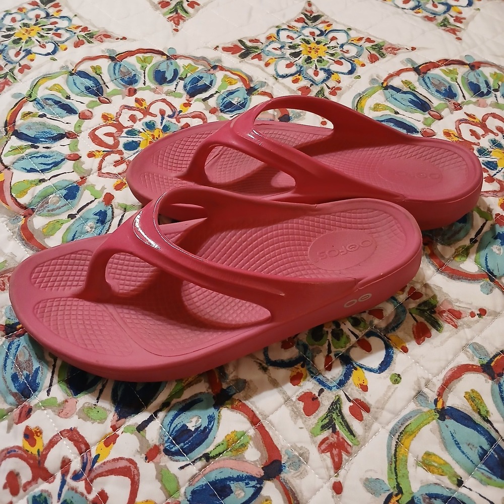 OOFOS OOlala Recovery Sandals Hot Pink Women Size 7 EU 38 Glossy Thong